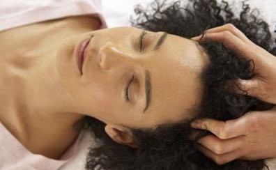 Faire pousser ses cheveux plus vite : le massage du cuir chevelu